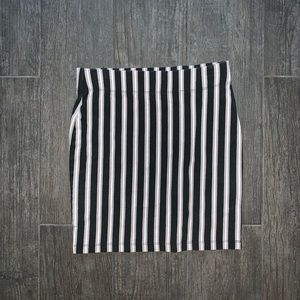 Black and white mini skirt Forever 21 size XS